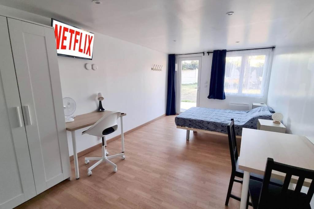 Studio En Rez De Jardin Avec Terrasse Privee - Le Petit Chateau Avesnois - Tv - Wifi - Logement Complet アヴェーヌ・シュル・エルプ エクステリア 写真
