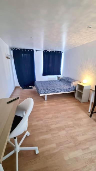 Studio En Rez De Jardin Avec Terrasse Privee - Le Petit Chateau Avesnois - Tv - Wifi - Logement Complet アヴェーヌ・シュル・エルプ エクステリア 写真